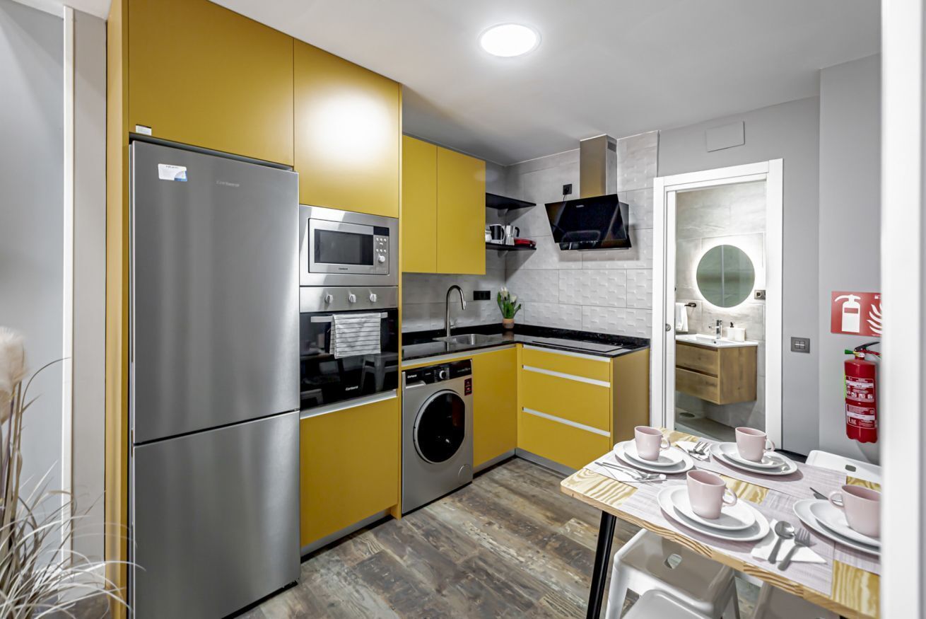 Frigorífico, microondas, horno y placa de cocina