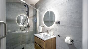 Een douche, een haardroger, handdoeken