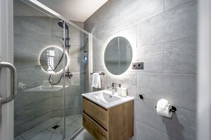 Shower, hair dryer, towels - Bright near 4 Caminos - REINA VICTORIA Apartment (Madrid)