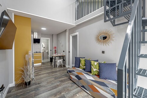 Bright near 4 Caminos - REINA VICTORIA Apartment