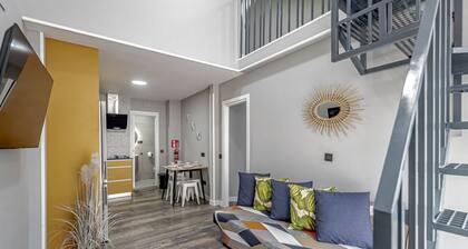 Bright near 4 Caminos - REINA VICTORIA Apartment