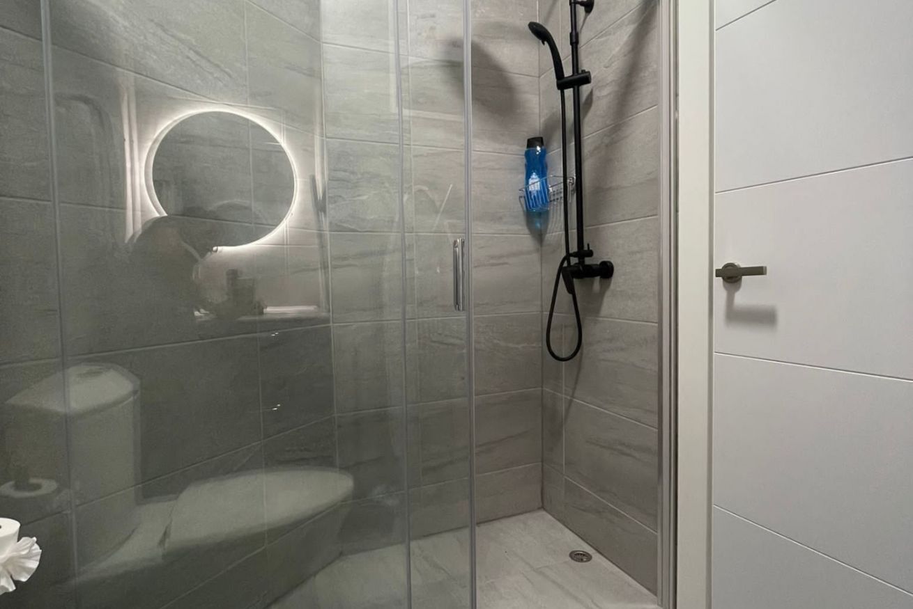 Doccia, asciugacapelli, asciugamani, shampoo