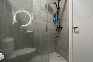 Doccia, asciugacapelli, asciugamani, shampoo