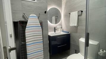 Ducha, secador de pelo y toallas