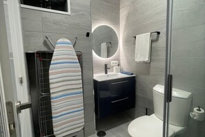 Douche, sèche-cheveux, serviettes fournies