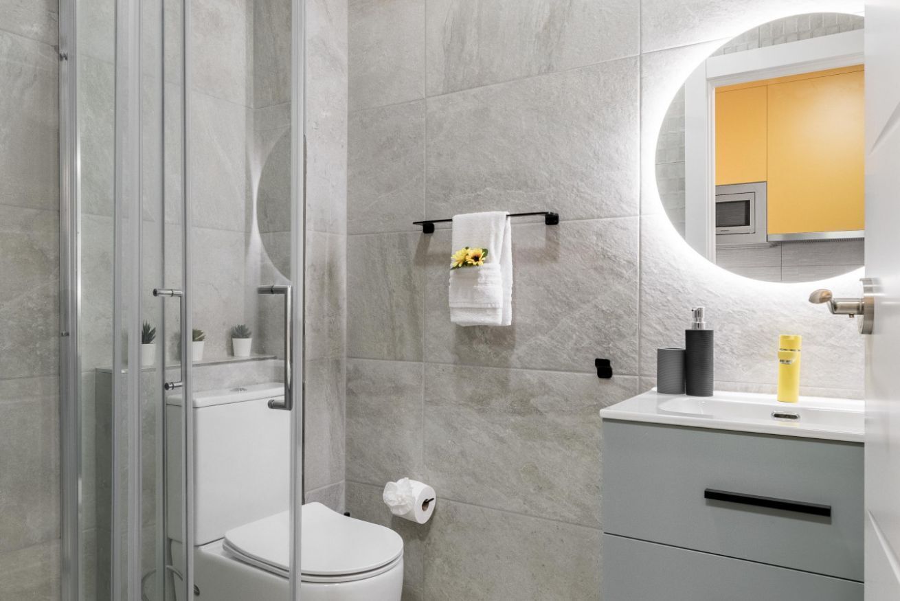 Ducha, secador de pelo y toallas