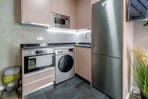 Frigorífico, microondas, horno y placa de cocina