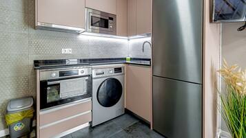 Een koelkast, een magnetron, een oven, een kookplaat