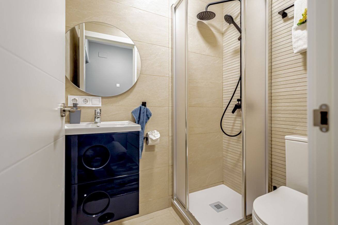 Een douche, een haardroger, handdoeken, toiletpapier