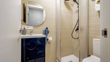 Ducha, secador de pelo y toallas