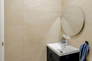 Ducha, secador de pelo y toallas