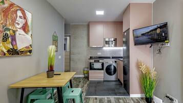 Een koelkast, een magnetron, een oven, een kookplaat