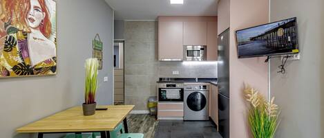 Frigorífico, microondas, horno y placa de cocina