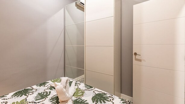 Ein Badezimmer mit Dusche, einem Handtuch auf dem Boden und einem Spiegel.