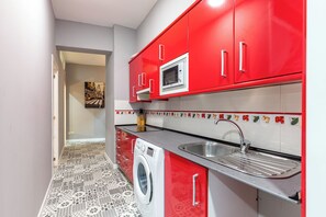 Fridge, microwave, oven, coffee/tea maker