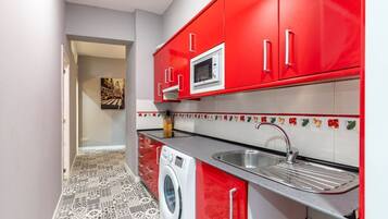 Frigorífico, microondas, horno y placa de cocina