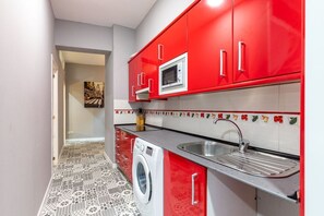 Frigorífico, microondas, horno y placa de cocina