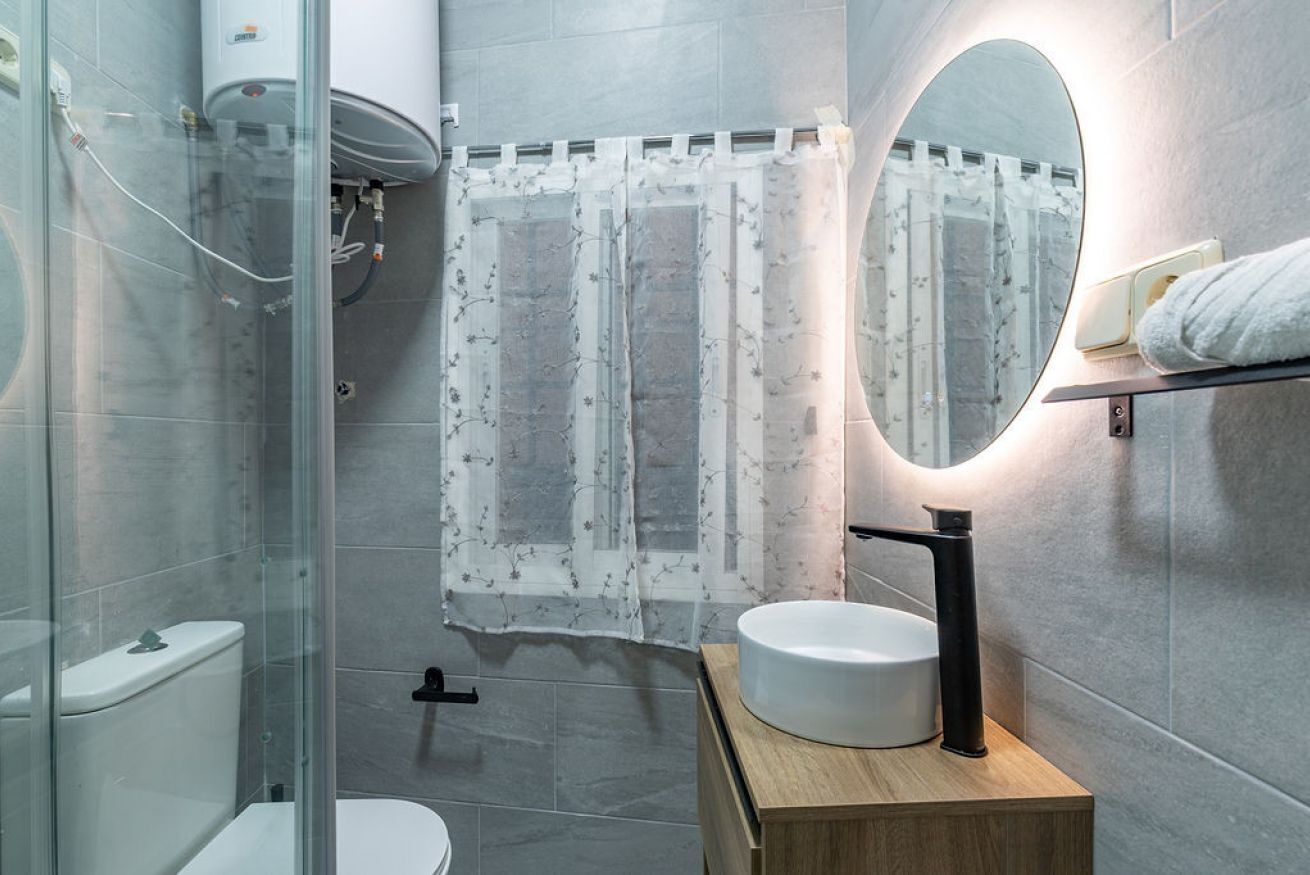 Ducha, secador de pelo y toallas