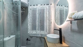 Ducha, secador de pelo y toallas