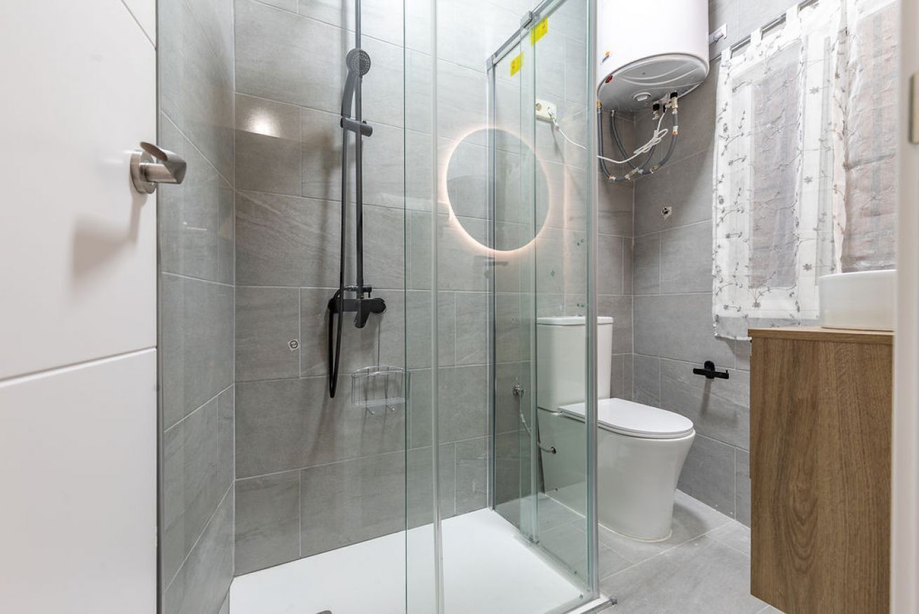 Douche, sèche-cheveux, serviettes fournies, papier toilette