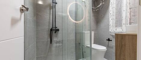 Douche, séchoir à cheveux, serviettes fournies, papier de toilette