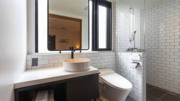 Douche, sèche-cheveux, chaussons, toilettes avec bidet électronique