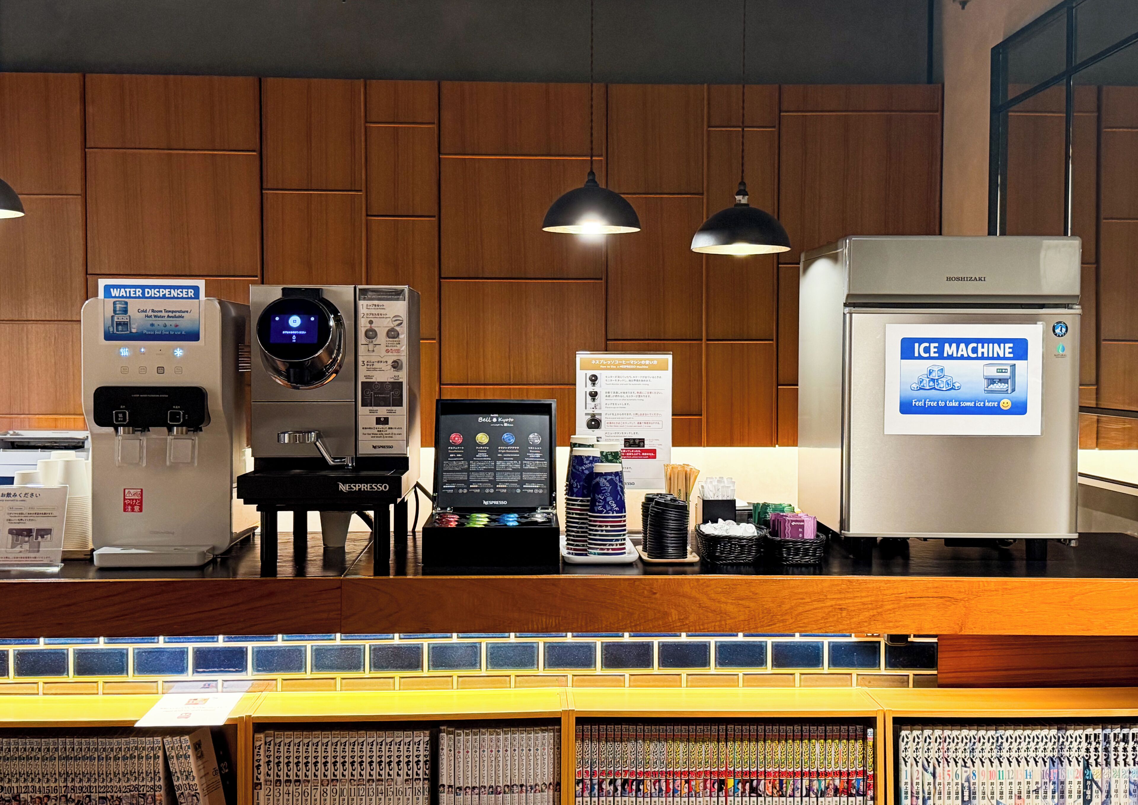 Un espace dédié au café, équipé d’un distributeur d’eau, d’une machine à expresso et d’une machine à glaçons.