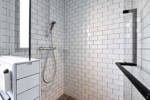 Doccia, asciugacapelli, pantofole, bidet elettronico