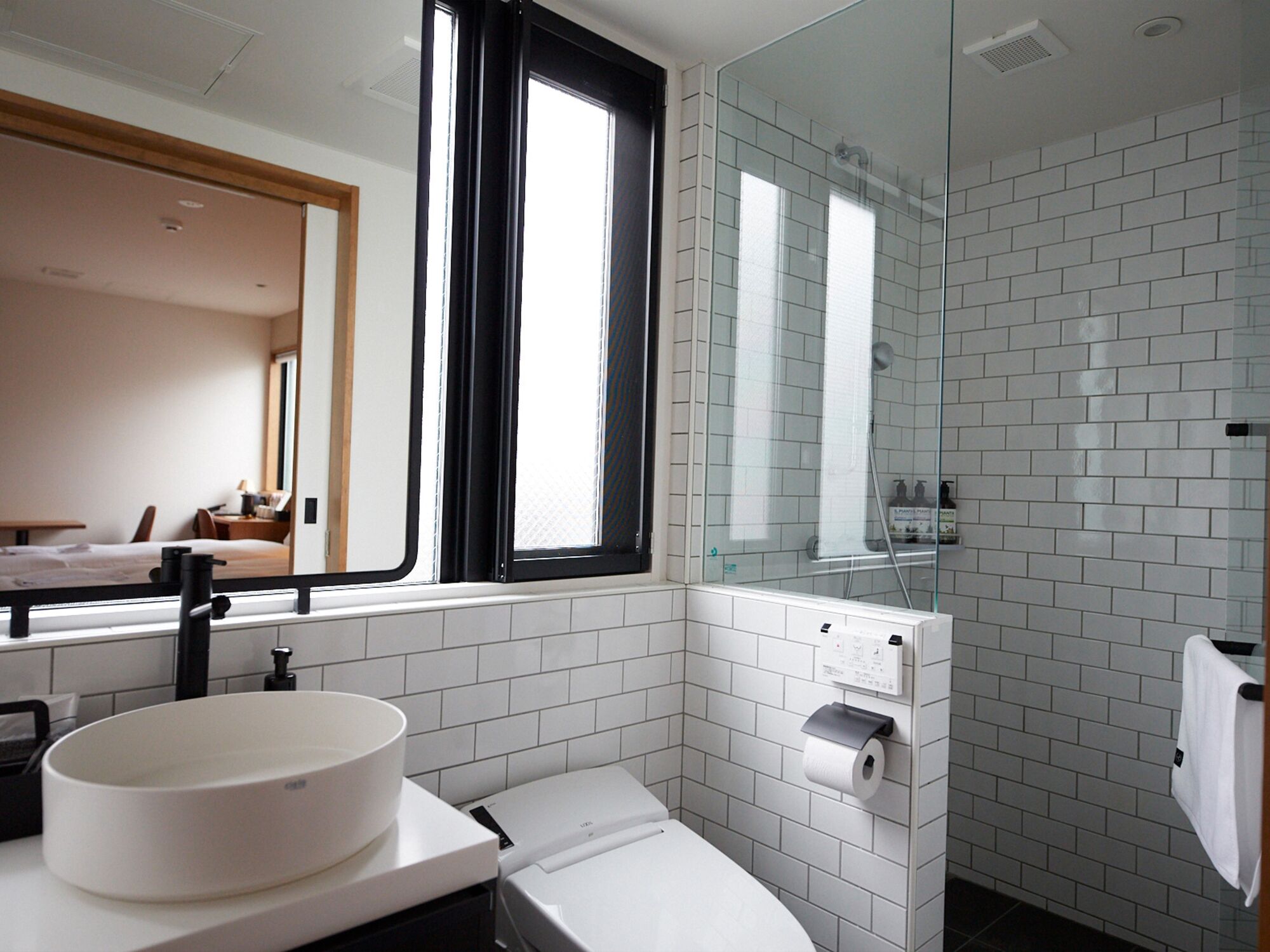 Een douche, een haardroger, pantoffels, een bidet