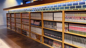 Ein Buchladen mit Holzbögen, gefüllt mit Büchern und Zeitschriften.