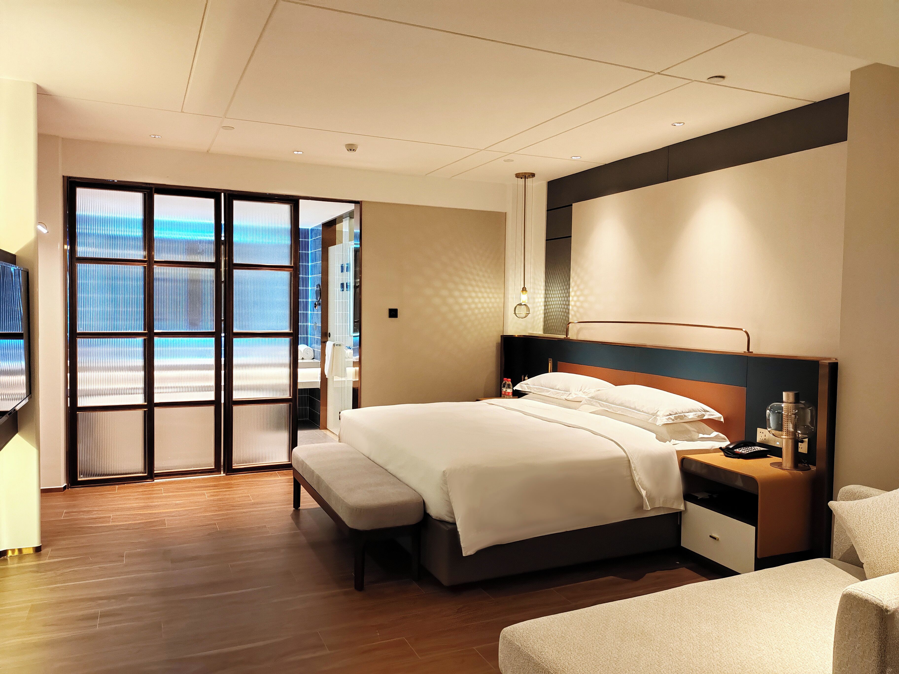 商務單人房, 1 張特大雙人床 | 遮光窗簾/窗簾、免費 Wi-Fi、床單