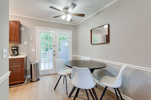 Sunset Stay: Pet-Friendly, 2bed, 1 bath