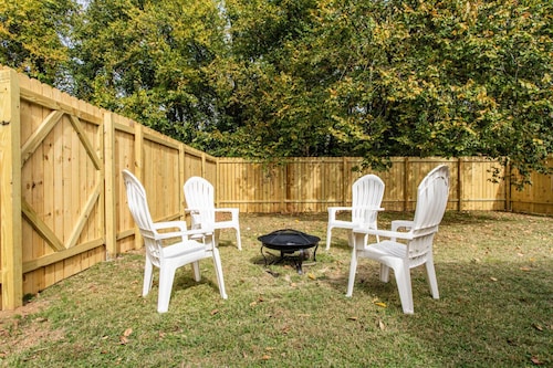 Boho Boro 2BR · Minutes from MTSU · Clean & Simple