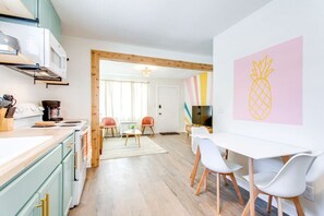 Een koelkast, een magnetron, een oven, een kookplaat