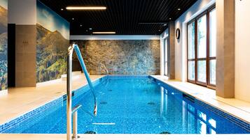 Una piscina techada, una piscina al aire libre de temporada