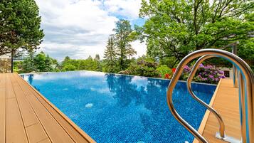 Innenpool, Außenpool (je nach Saison geöffnet)