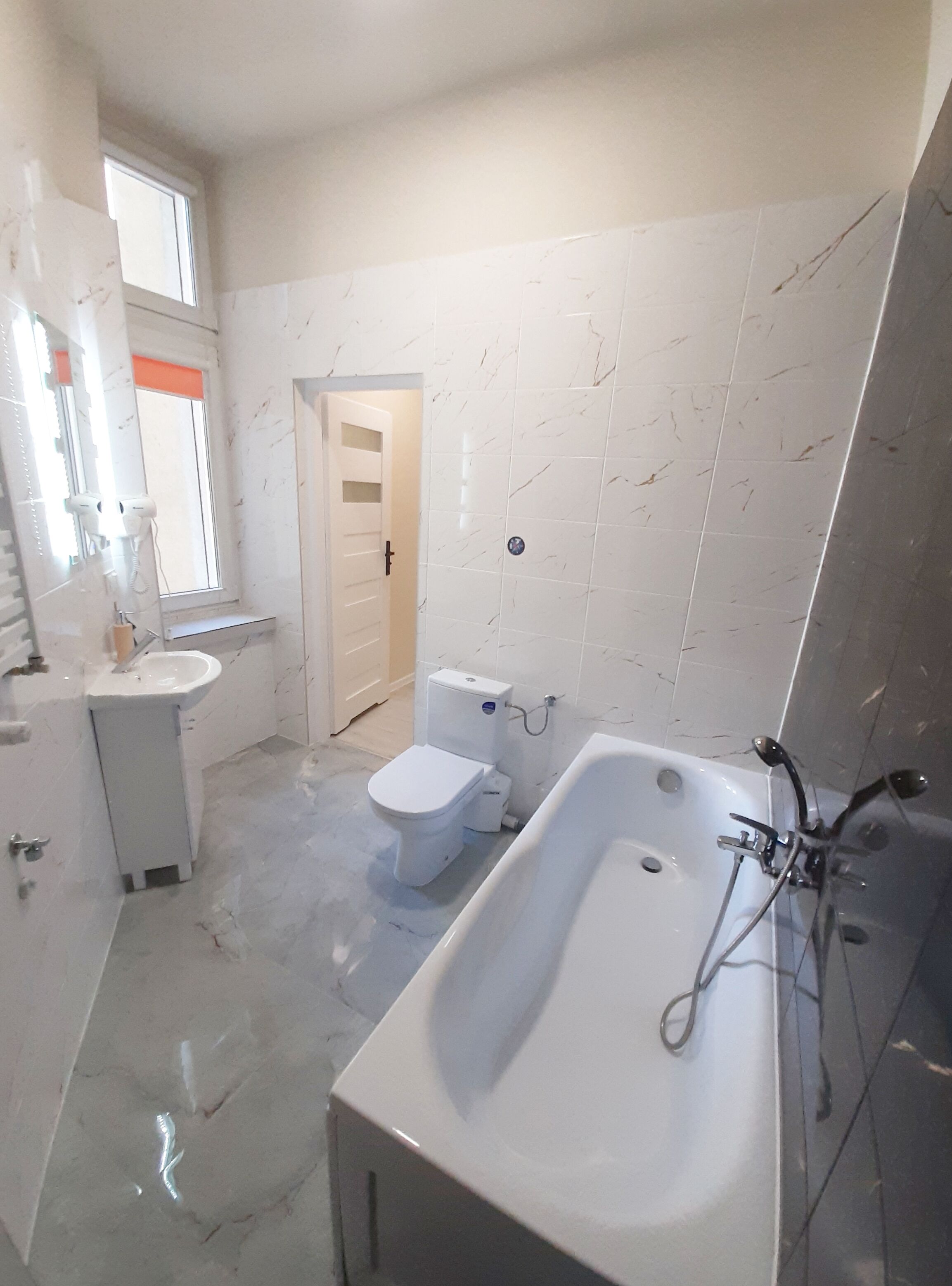 Haartrockner, Handtücher, Seife, Toilettenpapier