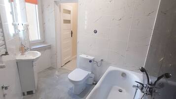 Haartrockner, Handtücher, Seife, Toilettenpapier