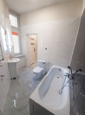 Haartrockner, Handtücher, Seife, Toilettenpapier