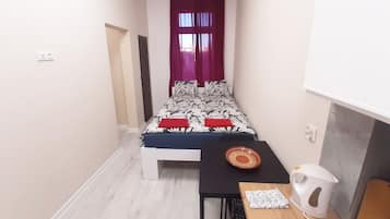 1 dormitori, planxa i posts de planxar, wifi i roba de llit