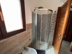 Dusche, Haartrockner, Bidet, Handtücher