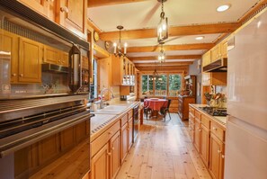 Fridge, microwave, oven, stovetop - Dog-Friendly Log Cabin, Sleeps 9, Hot Tub (Carnelian Bay)