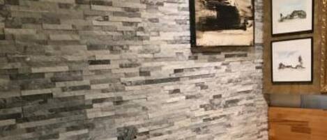 Regadera, toallas, jabón, papel de baño