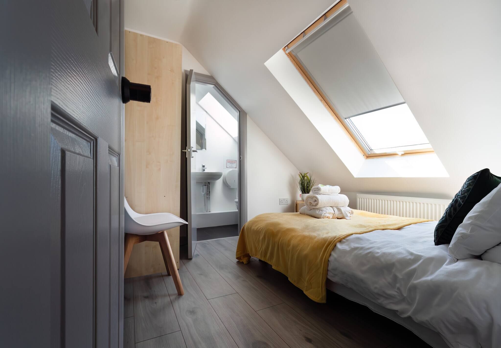 4 habitaciones, tabla de planchar con plancha, internet y ropa de cama 