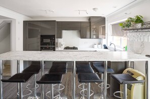 ثلاجة، ميكروويف، فرن، موقد طهي مسطح