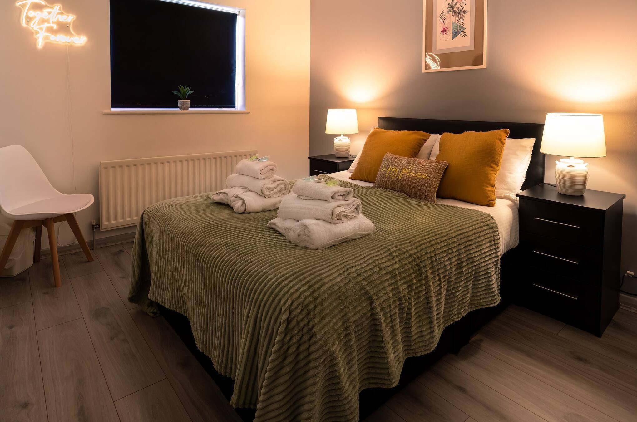 3 多间卧室、熨斗/熨衣板、上网接入、床单