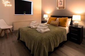 3 عدّة غرف نوم ومكواة/لوح كي وخدمة الإنترنت وملاءات أسرّة