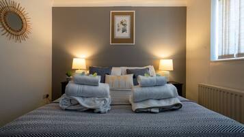 2 habitaciones, tabla de planchar con plancha, internet y ropa de cama