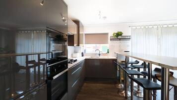 Een koelkast, een microgolfoven, een oven, een kookplaat