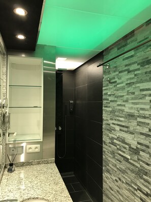 Dusche, Handtücher, Seife, Toilettenpapier